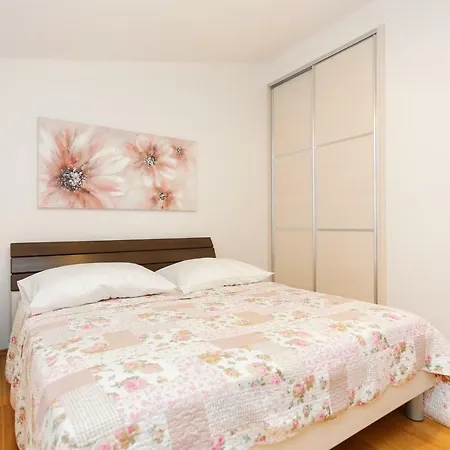 Гостевой дом Apartments By The Sea Marina 3*